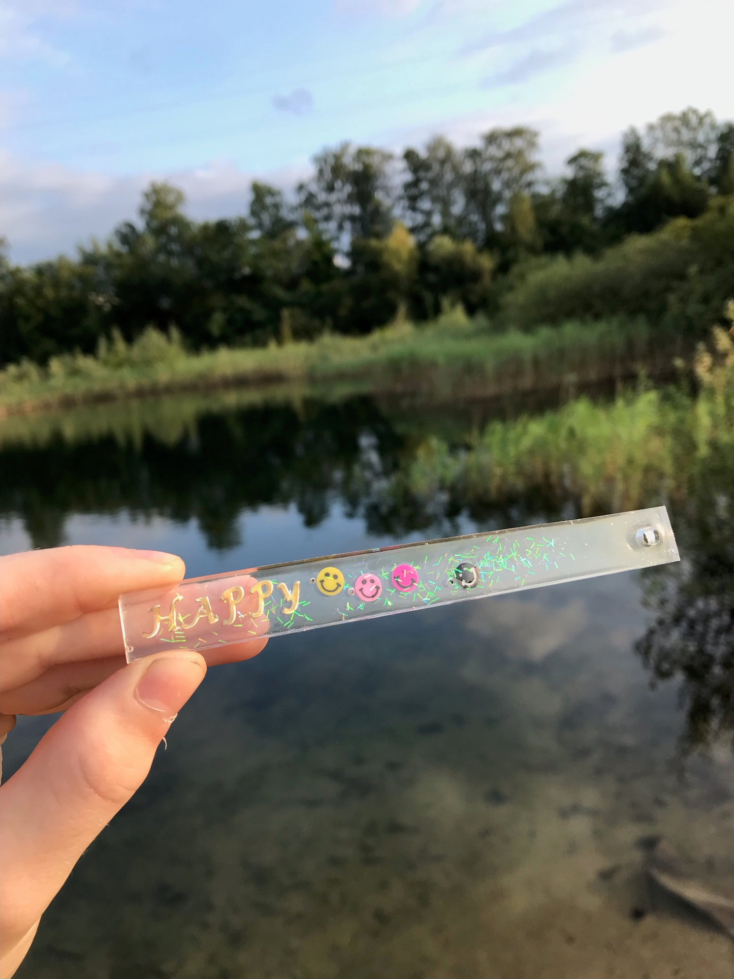 Lesezeichen „Happy“ mit Konfetti-Effekt und Farbwechsel