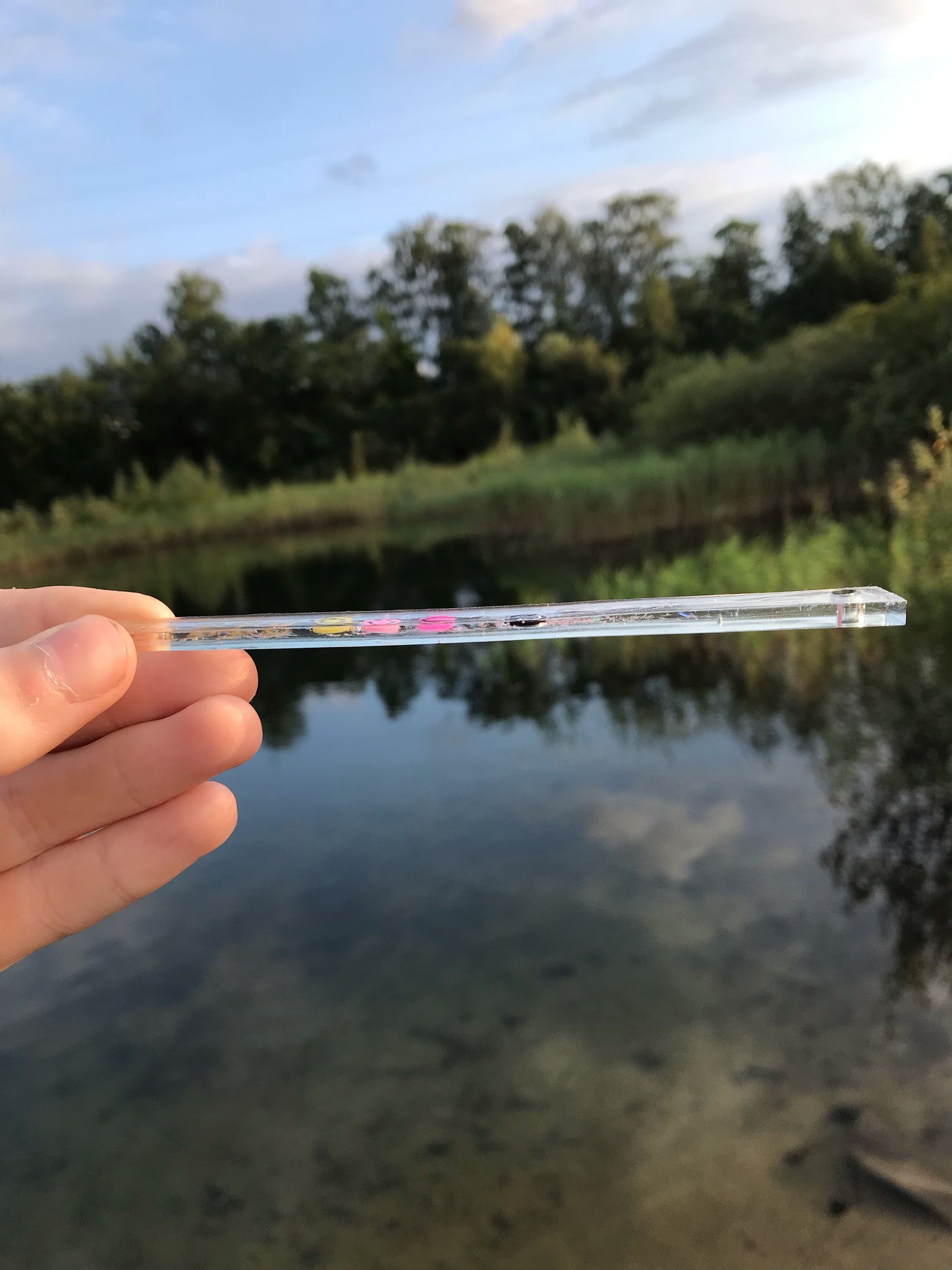 Lesezeichen „Happy“ mit Konfetti-Effekt und Farbwechsel