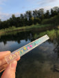 Lesezeichen „Happy“ mit Konfetti-Effekt und Farbwechsel